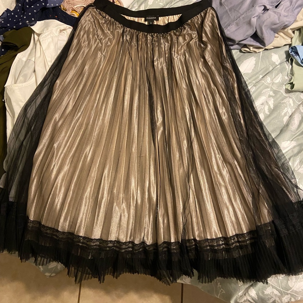 Elegant Black and Cream Pleated Skirt